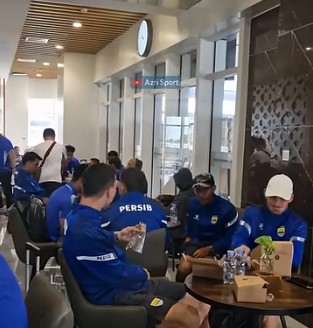 Pemain Persib Thom Haye bersama pemain lain. (youtube)